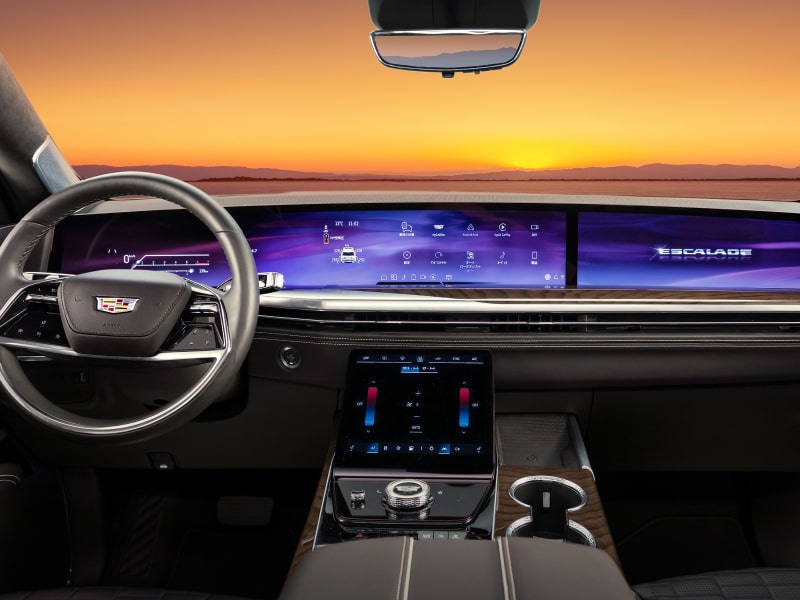 キャデラック 新型 エスカレード ノアール エディションのコックピットと55インチディスプレイ
