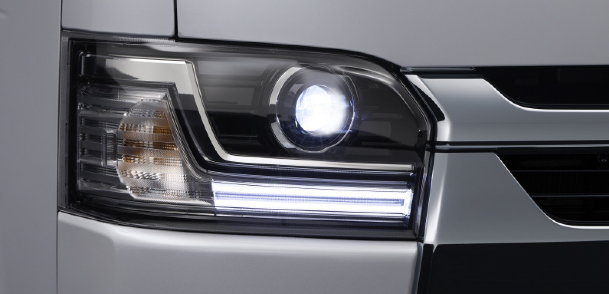 トヨタ ハイエースのBi-Beam LEDヘッドランプ(現行モデル)