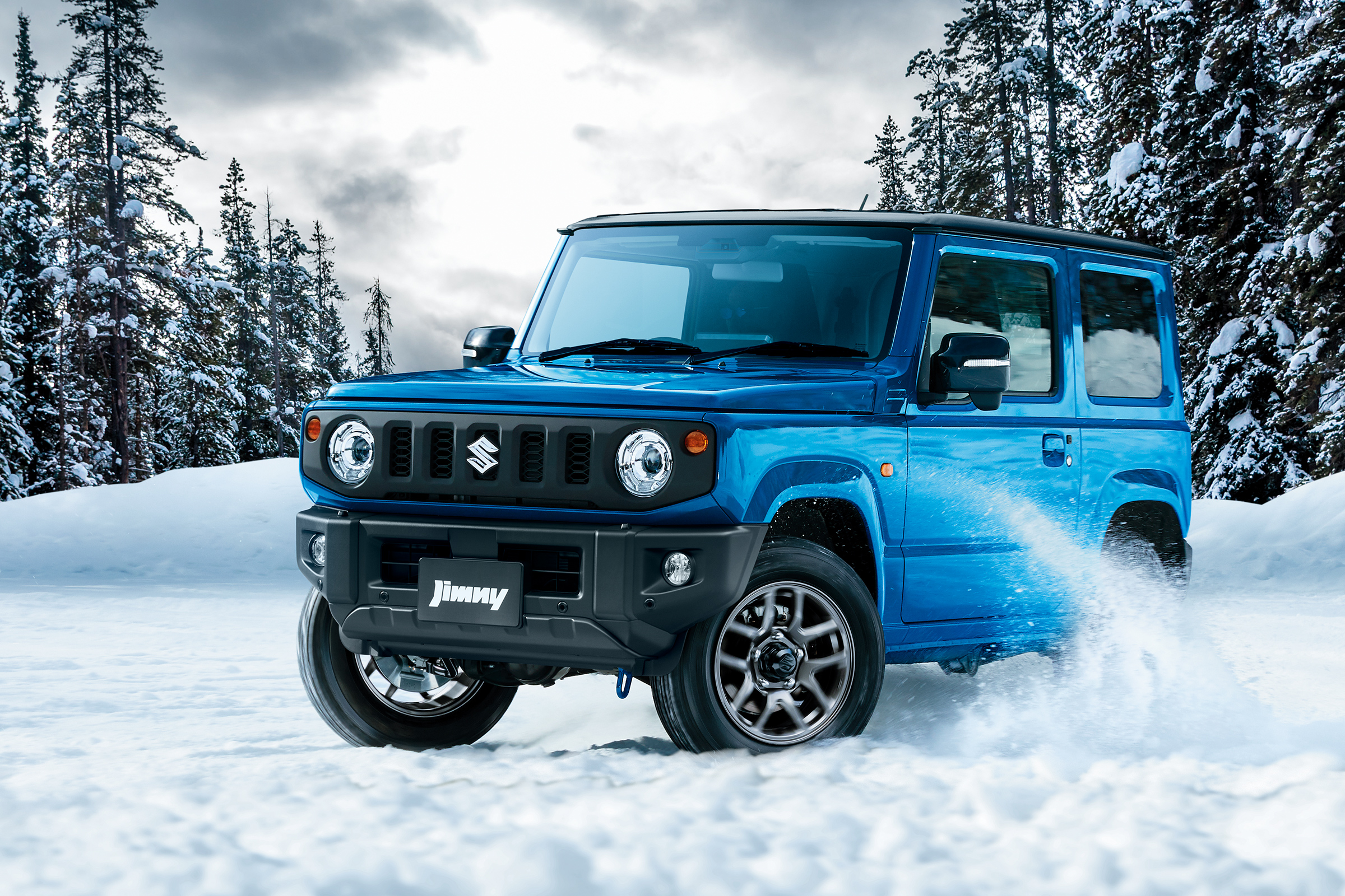 スズキ ジムニー XC ブリスクブルーメタリック ブラック2トーンルーフが雪道を走る様子(現行モデル)