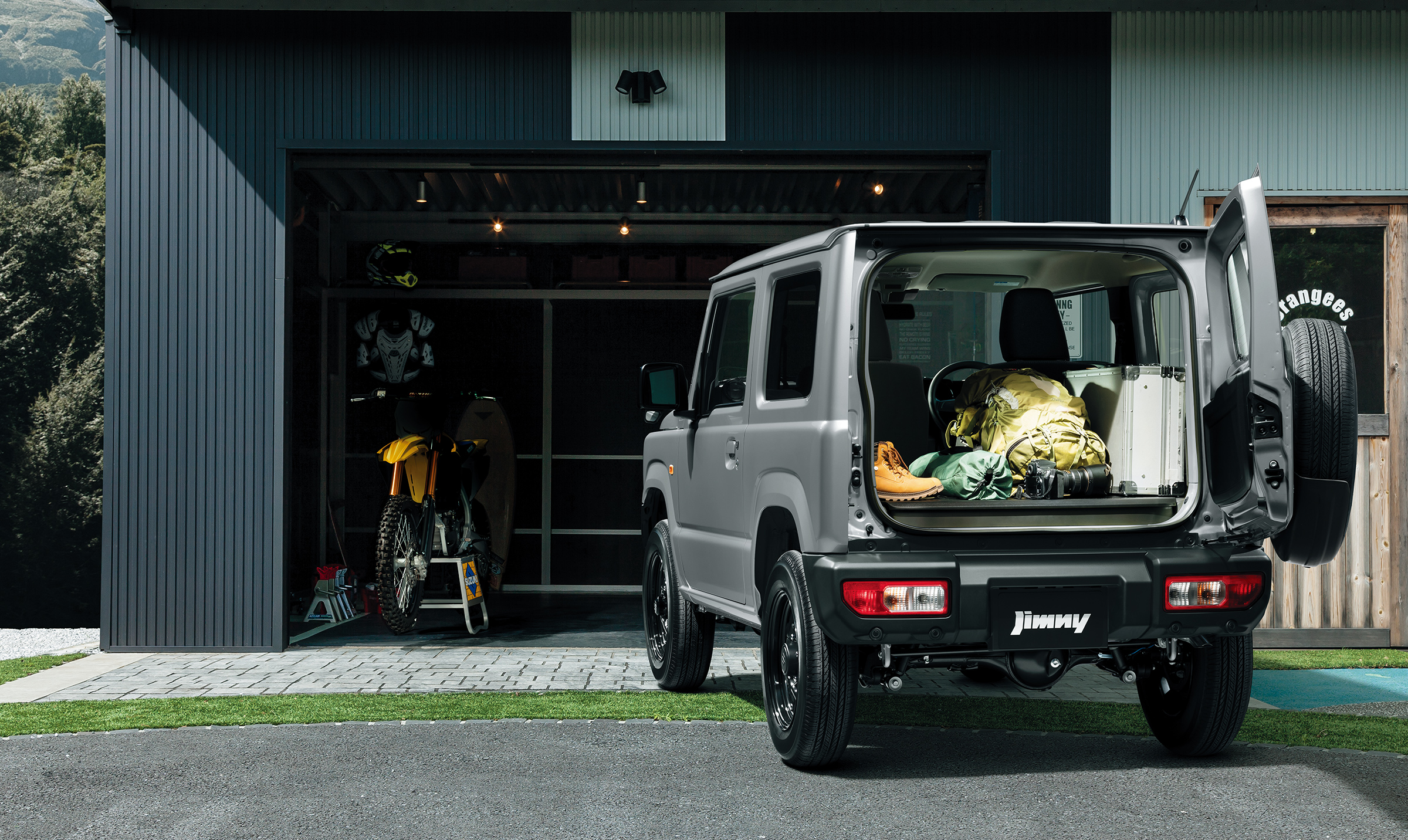スズキ ジムニーの荷室に荷物を積んだ様子(現行モデル)