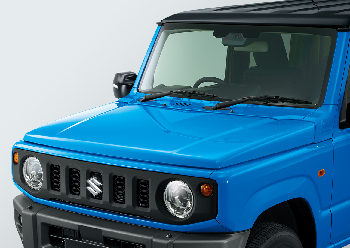 スズキ ジムニーの丸型ヘッドランプと5スロットグリル(現行モデル)