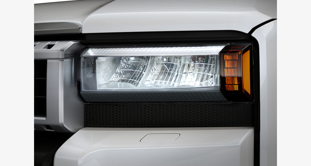トヨタ ランドクルーザー250の標準の3眼LEDヘッドランプ(角目)