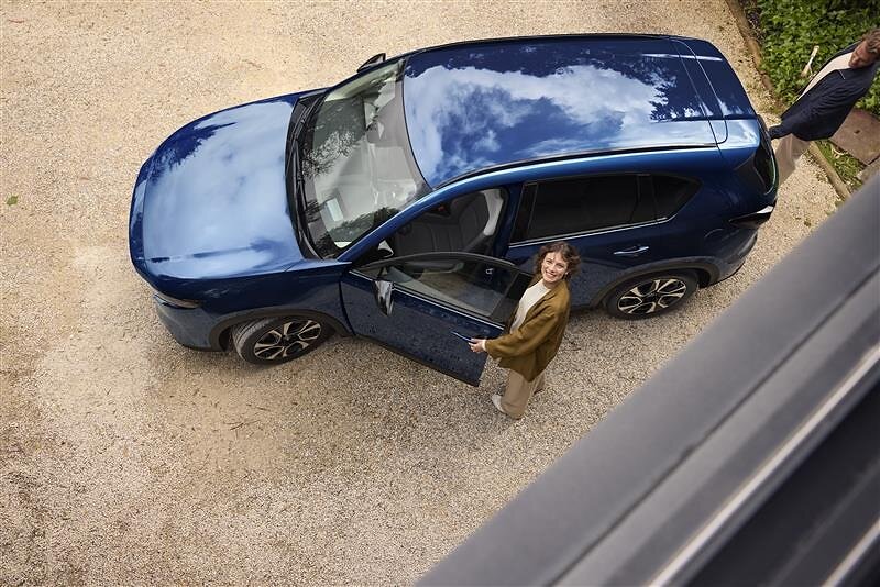 マツダ 新型 CX-5に乗り込む様子(米国仕様)