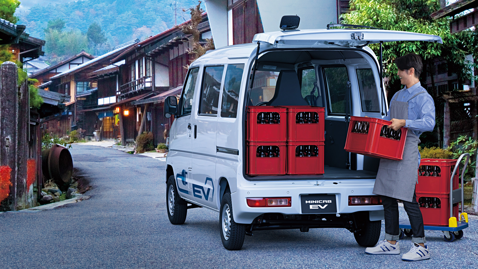 三菱 ミニキャブ EVの荷室(テールゲートを開けて荷物を積み込む様子)
