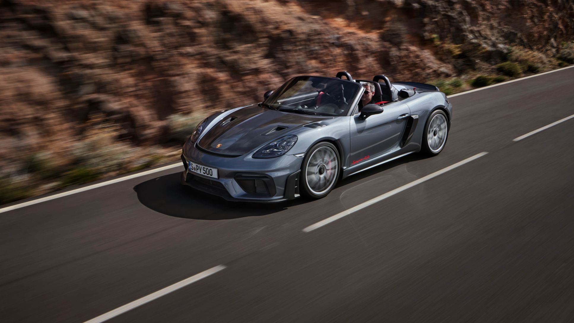 ポルシェ 718 スパイダーRS の走行シーン(現行モデル)