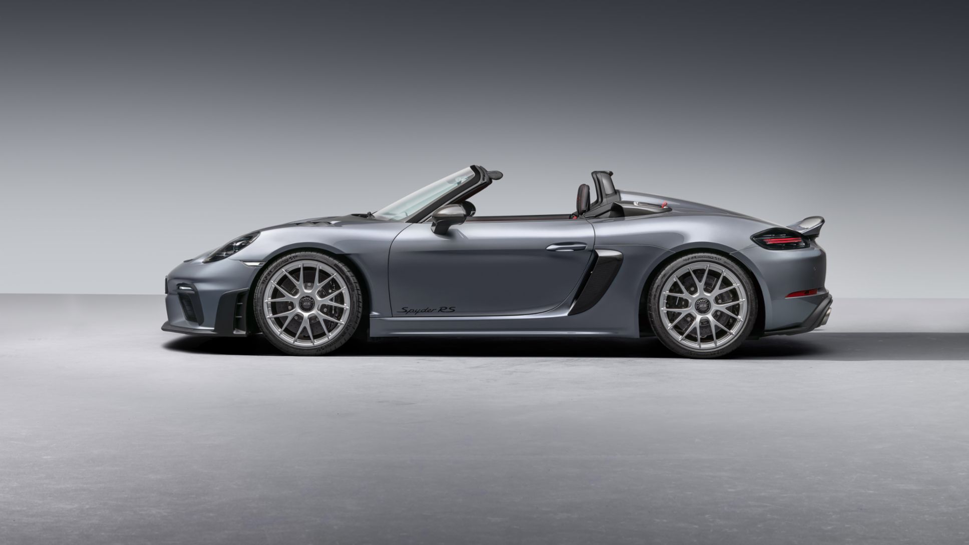ポルシェ 718 スパイダーRS のサイドビュー(現行モデル)