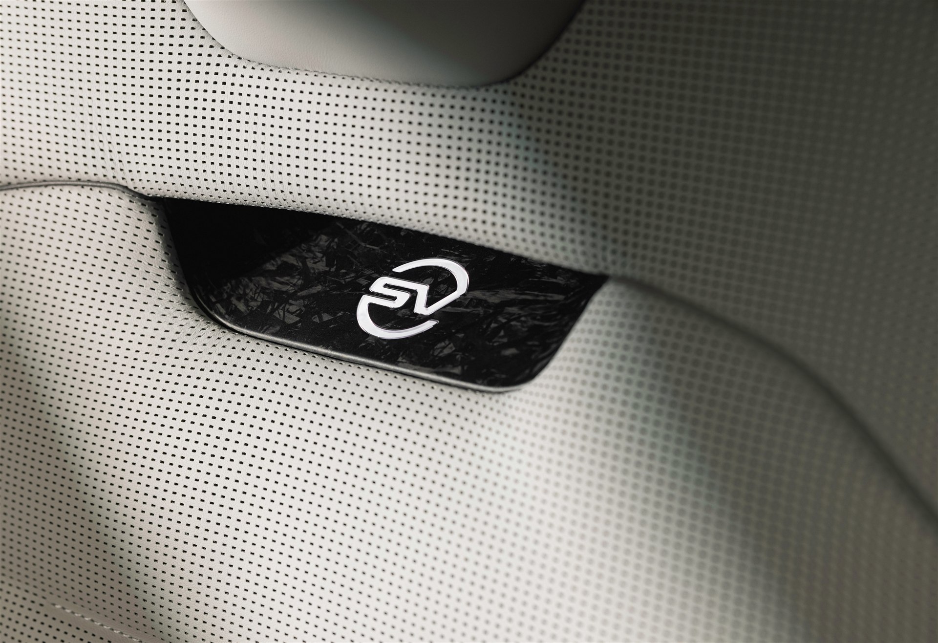 レンジローバースポーツ SV ビスポーク イリデッセンスエディションのSVカーボンファイバーシートバック
