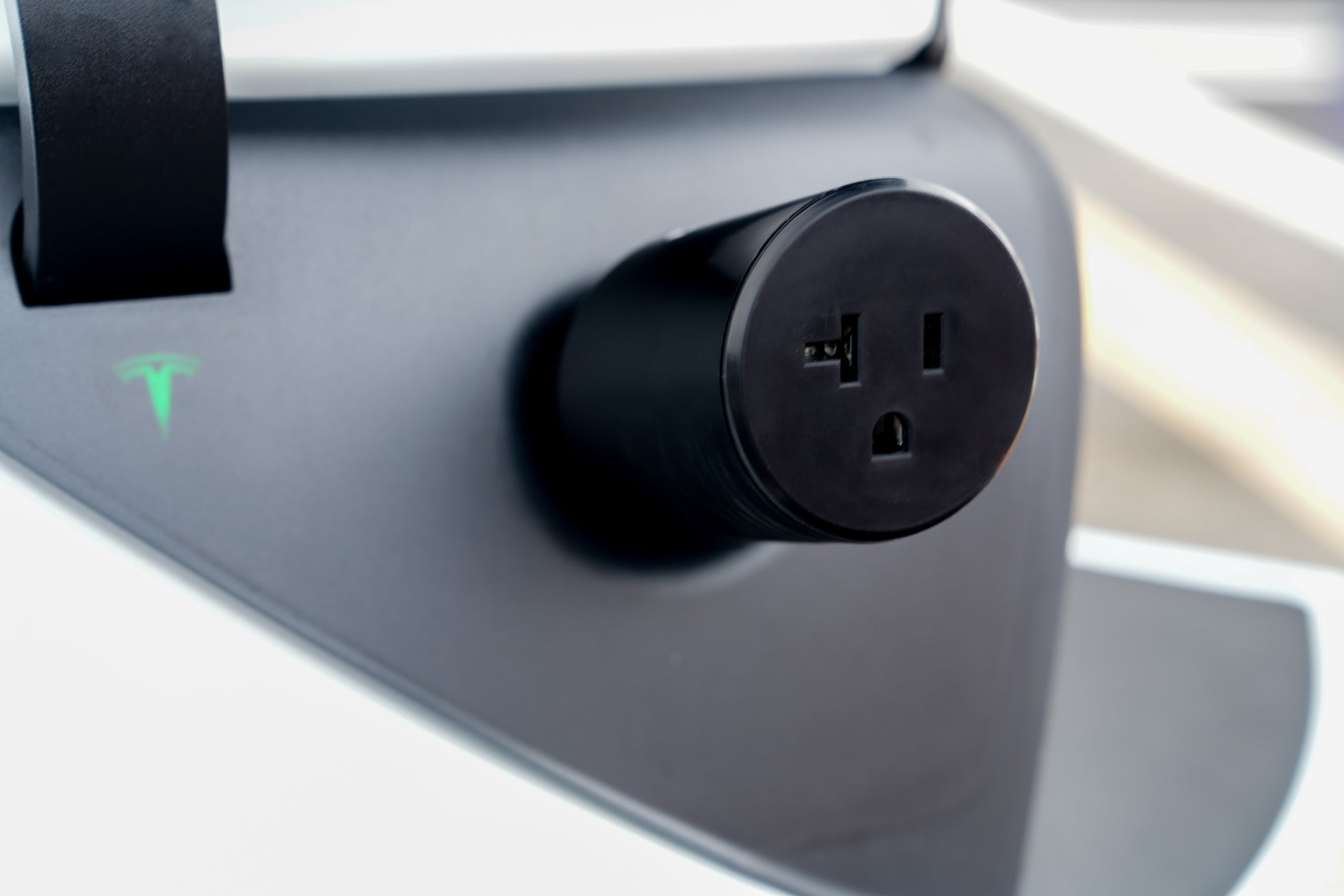 テスラ 給電アダプター(V2L)のコンセント部分