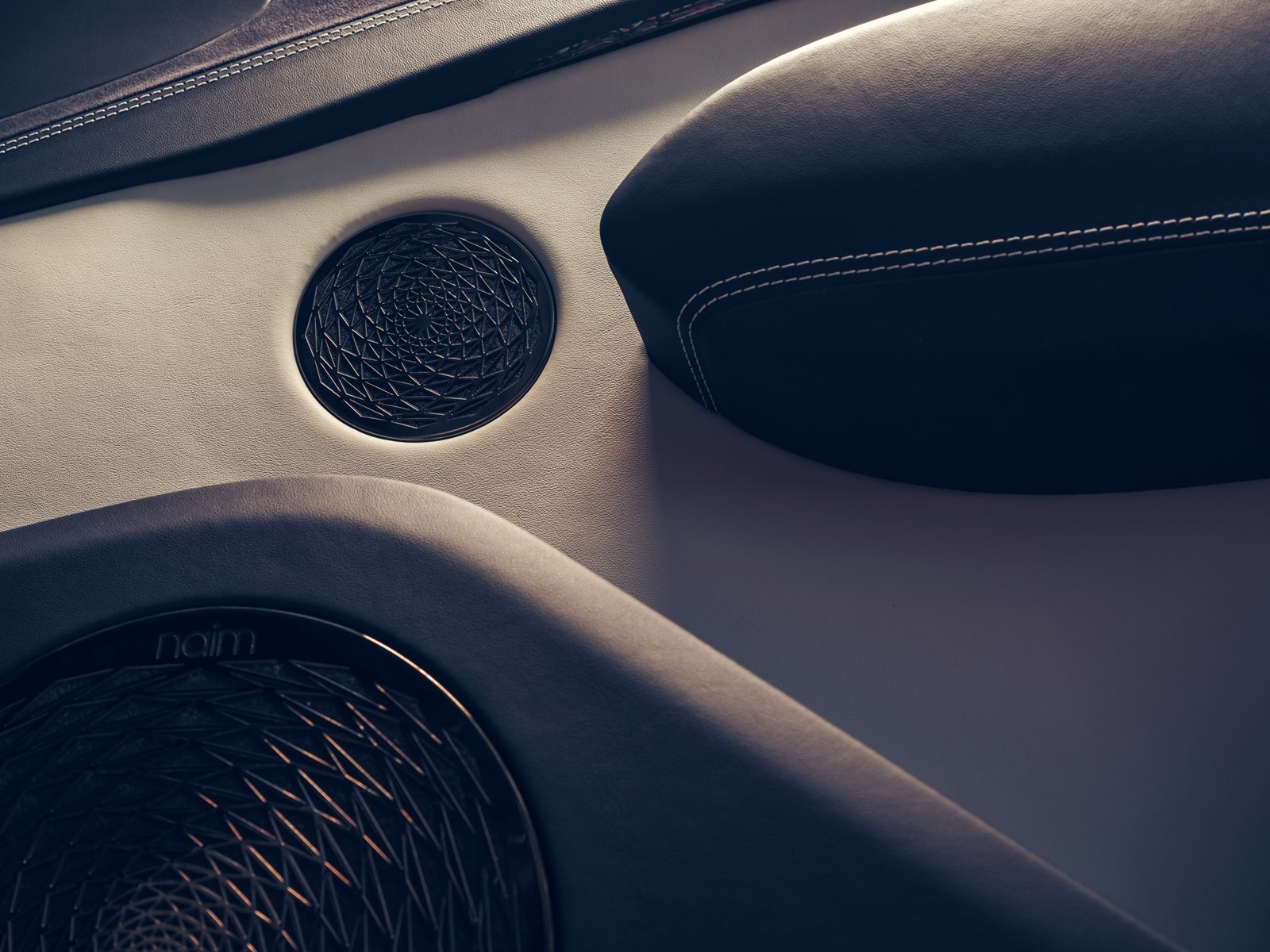 ベントレー 新型トルカルのNaim for Bentleyスピーカー