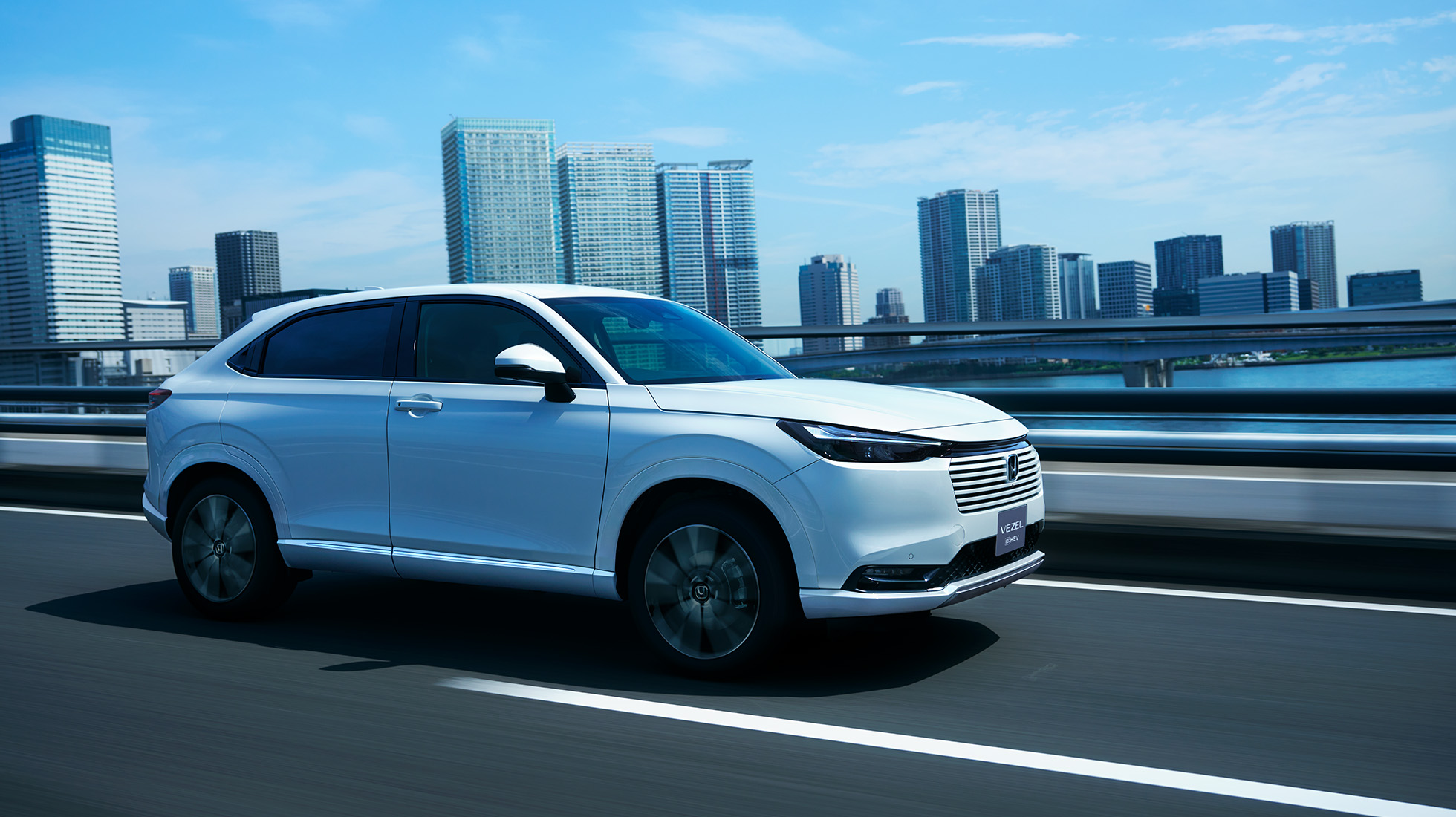 ホンダ 新型 ヴェゼル e:HEV Zの走行シーン