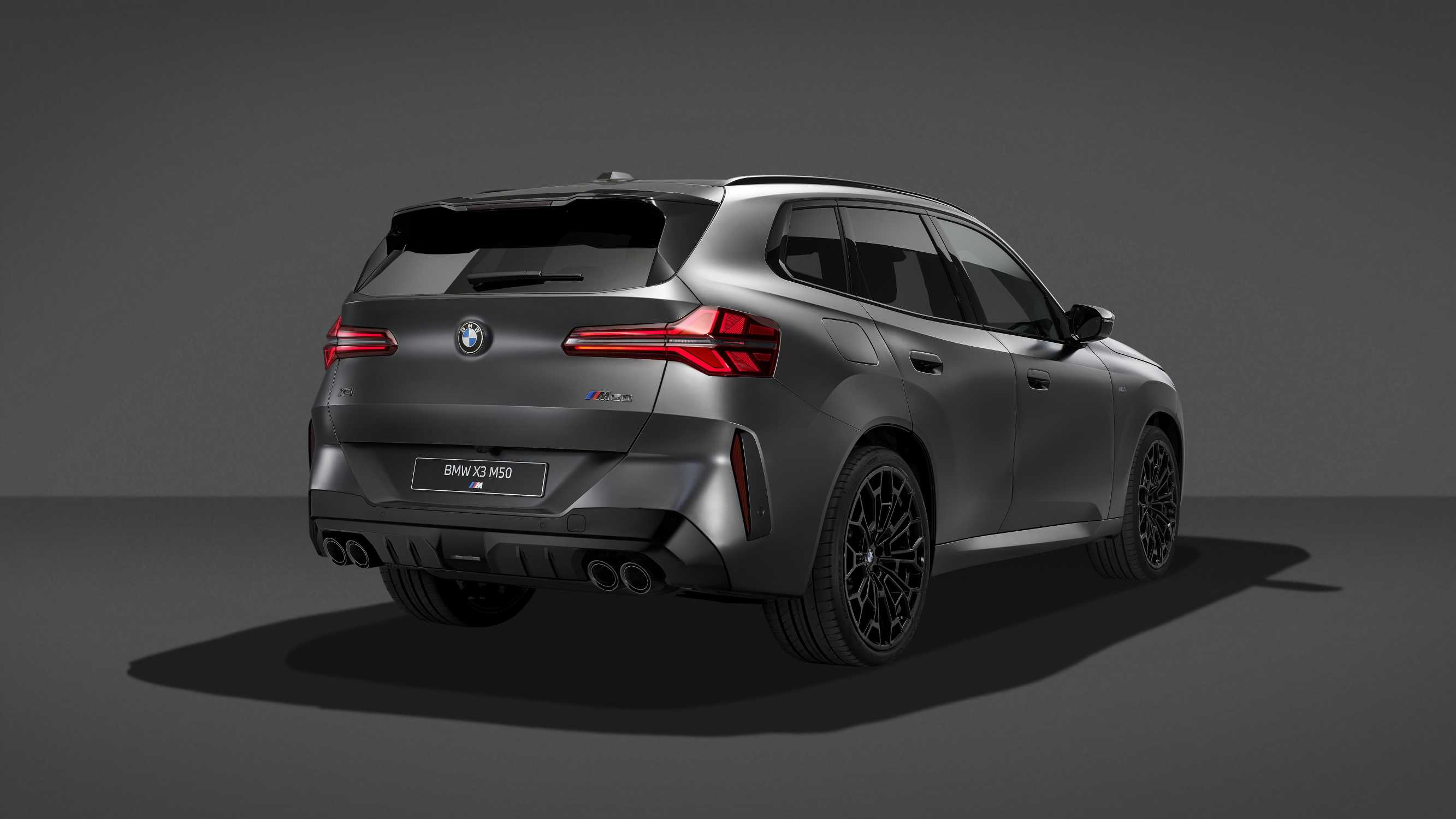 BMW X3 M50 xDrive ブラックパッケージの外観（リア斜め）