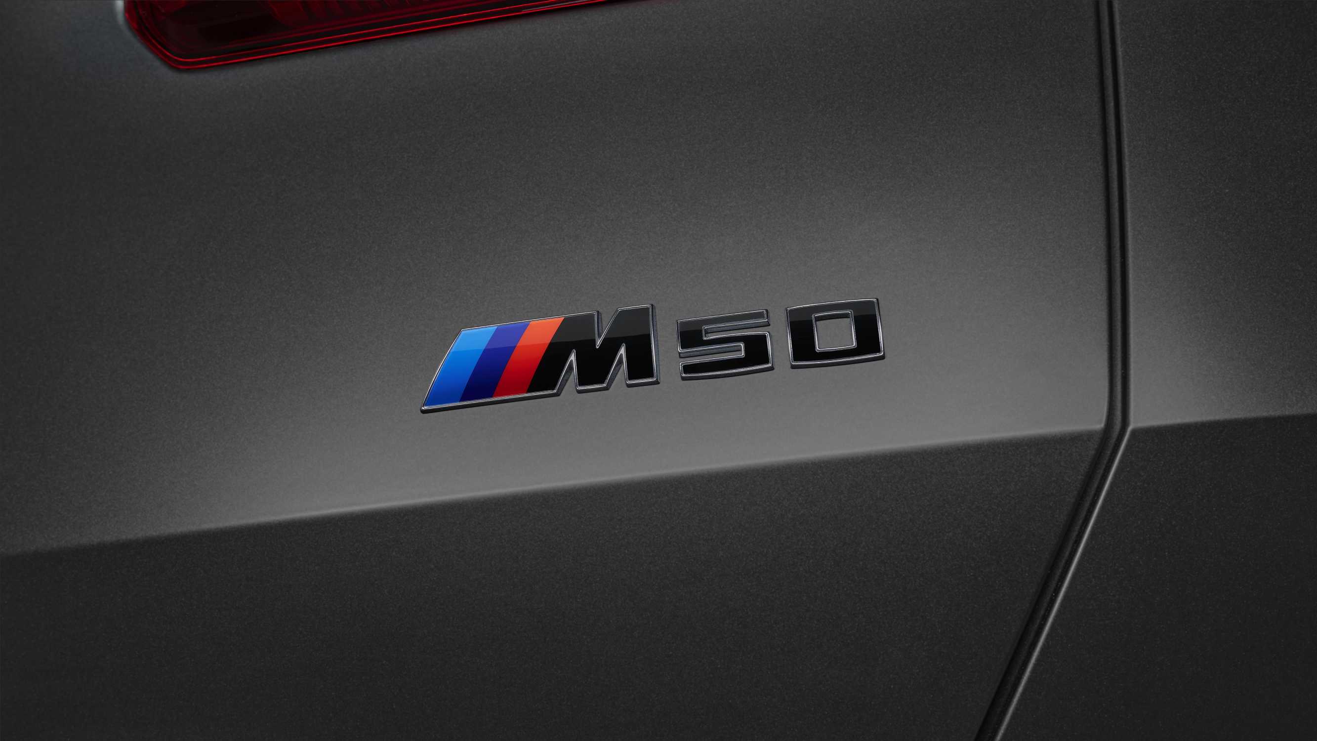 BMW X3 M50 xDrive ブラックパッケージの黒いM50バッジ