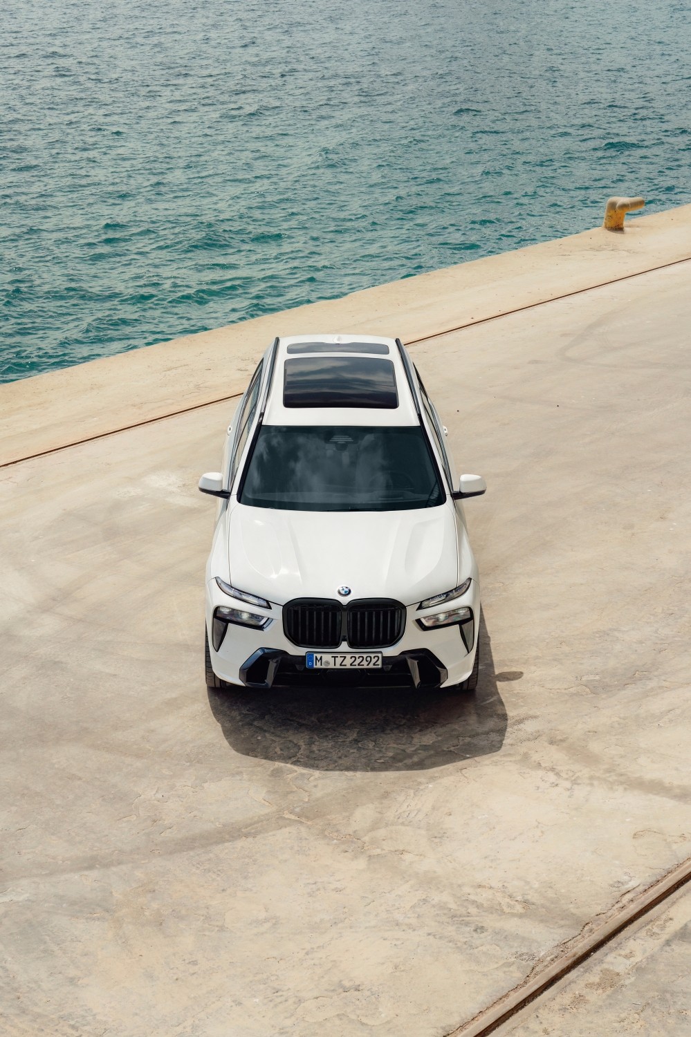 BMW X7の外観（ミネラル・ホワイト、真上から見たスカイ・ラウンジ・パノラマ・ガラス・サンルーフ）