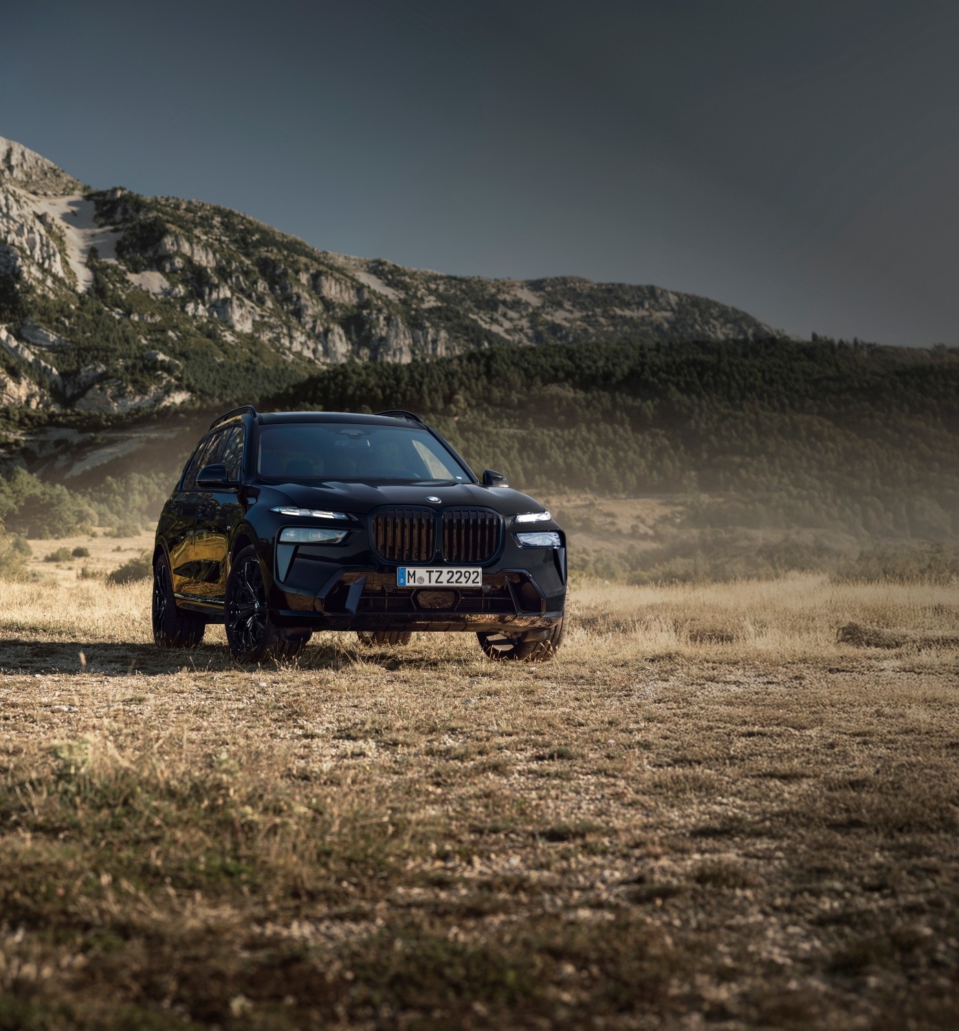 BMW X7 xDrive40d Black Lineの外観（ブラック・サファイア、フロント）